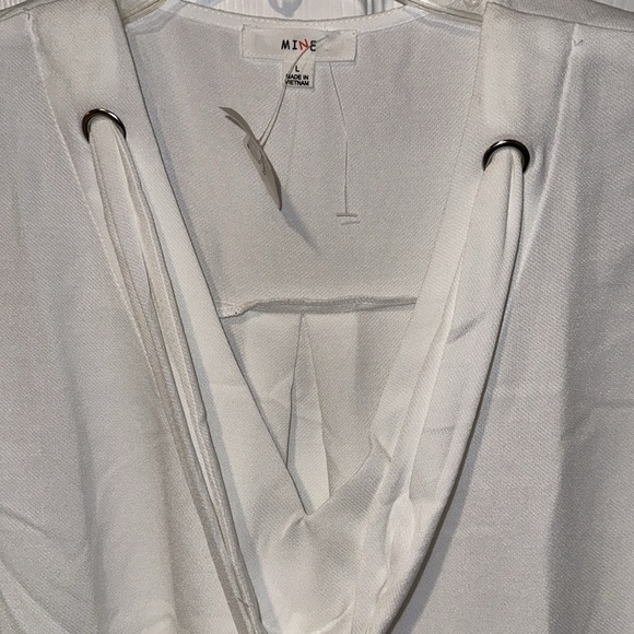 New w/ Tags Women’s White Sleeveless V Neck with Tie Blouse- Large - Picture 3 of 6